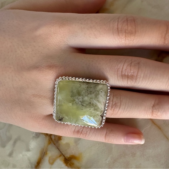 Elegant Silver JADEGreen Gemstone Ring